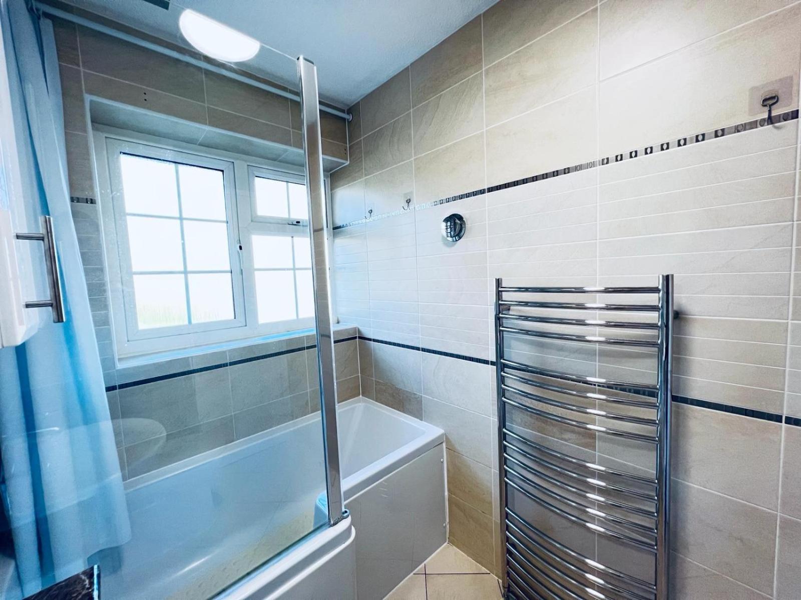 Elegant Room In Stylish House Milton Keynes Exterior photo