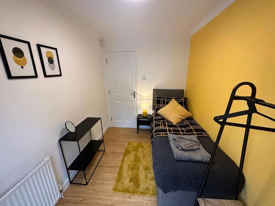 Elegant Room In Stylish House Milton Keynes Exterior photo