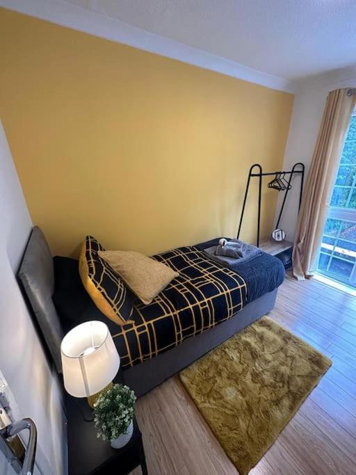 Elegant Room In Stylish House Milton Keynes Exterior photo