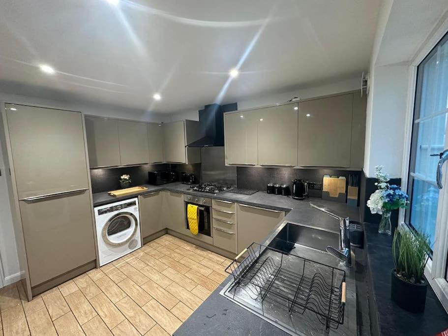 Elegant Room In Stylish House Milton Keynes Exterior photo