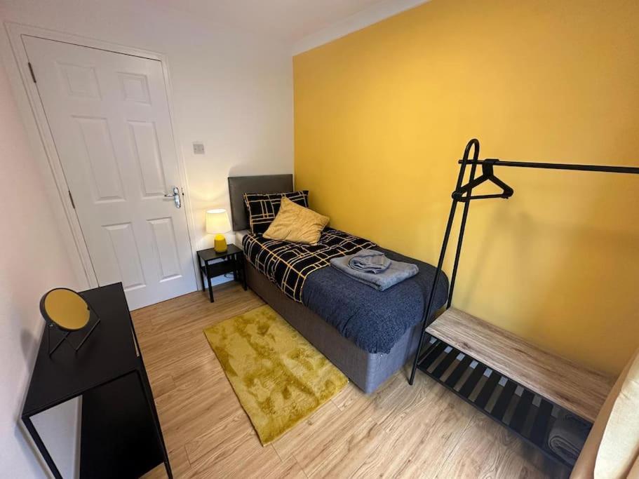 Elegant Room In Stylish House Milton Keynes Exterior photo